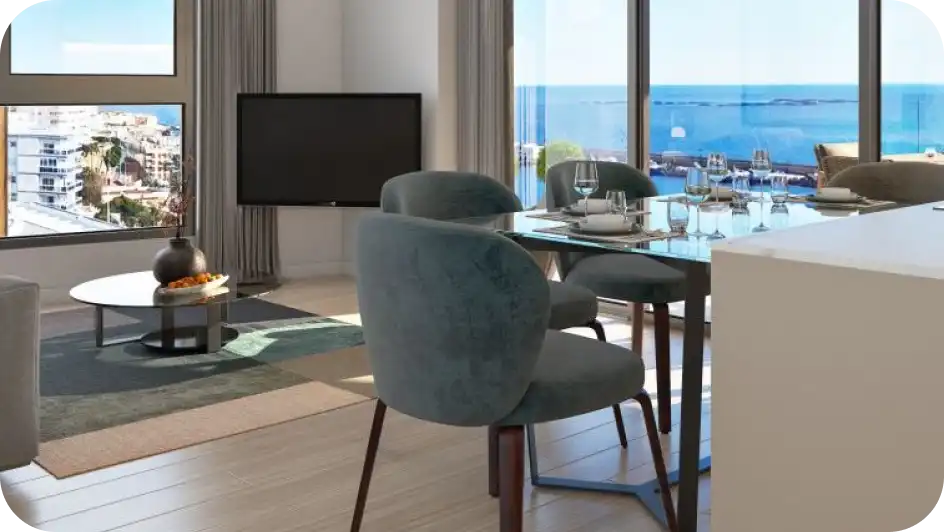 Het interieur van een luxe appartement met een glazen eettafel en fluwelen stoelen, met een spectaculair kamerhoog uitzicht op de blauwe oceaan